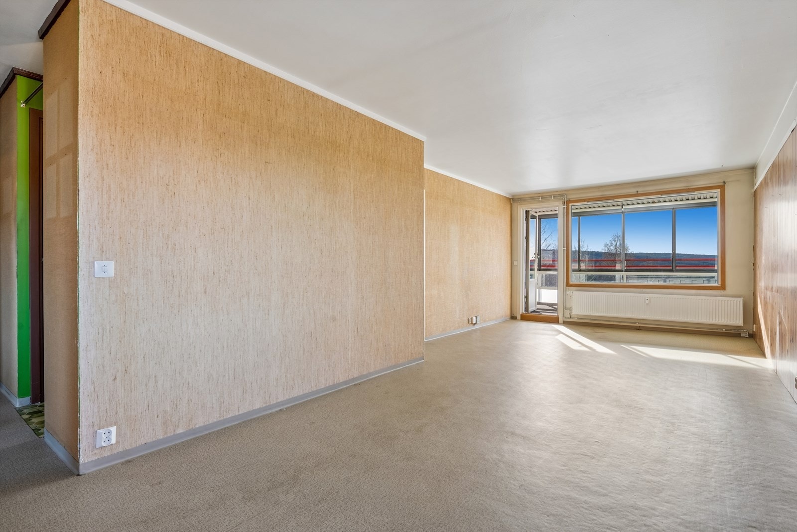 Denne endeleiligheten i fjerde etasje har heisadkomst og en gjennomgående planløsning som gir gode lysforhold. Galleribilde