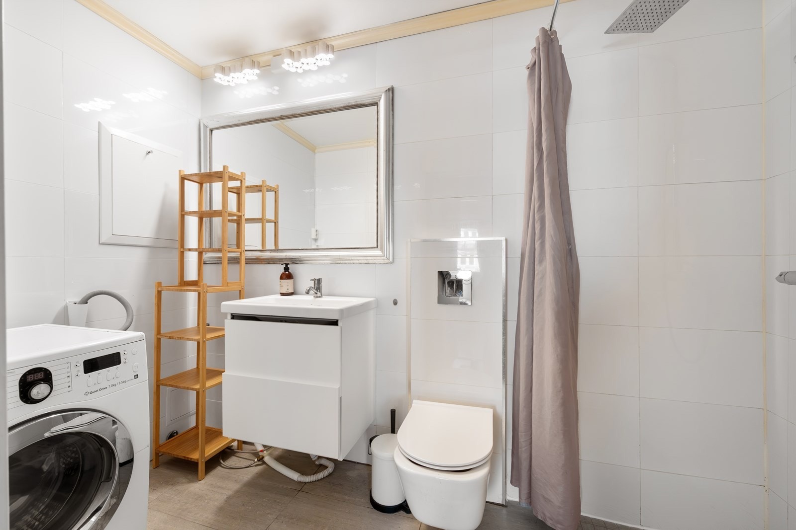 Pent, flislagt baderom med gulvvarme. Galleribilde