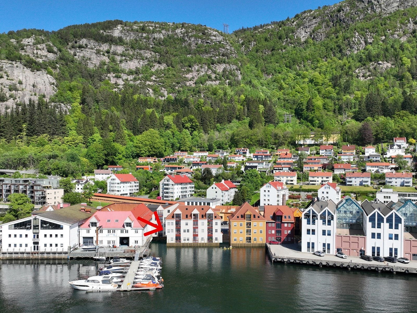 Leilighet 2C er en helt unik leilighet plassert i første linje mot sjøkanten. Leiligheten har en gjennomtenkt planløsning og er av gode kvaliteter. Galleribilde