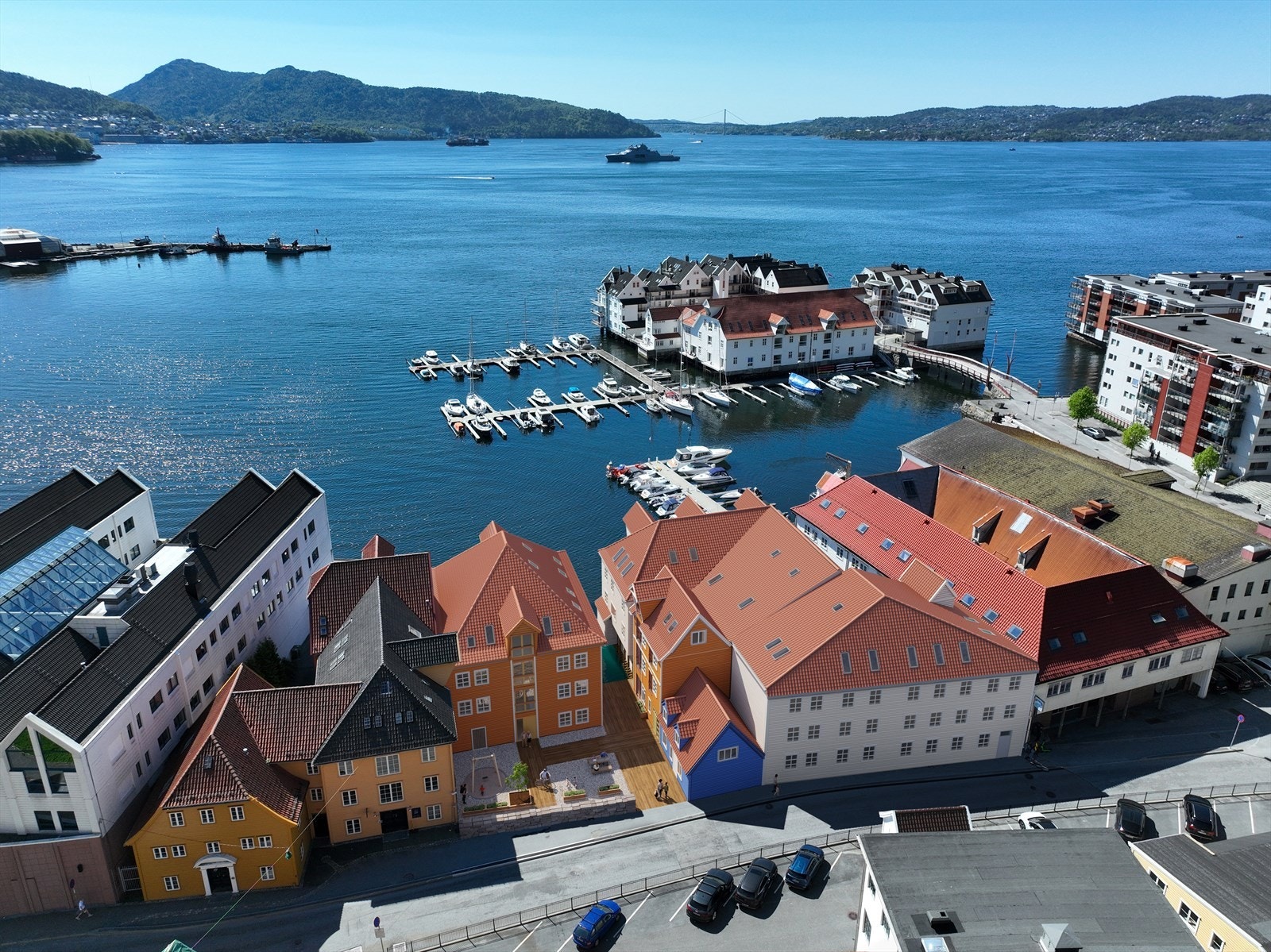 Her kan du starte dagen i behagelig tempo, med morgenkaffen og utsikt over fjorden. Eller kanskje med badstu og et forfriskende sjøbad? Galleribilde
