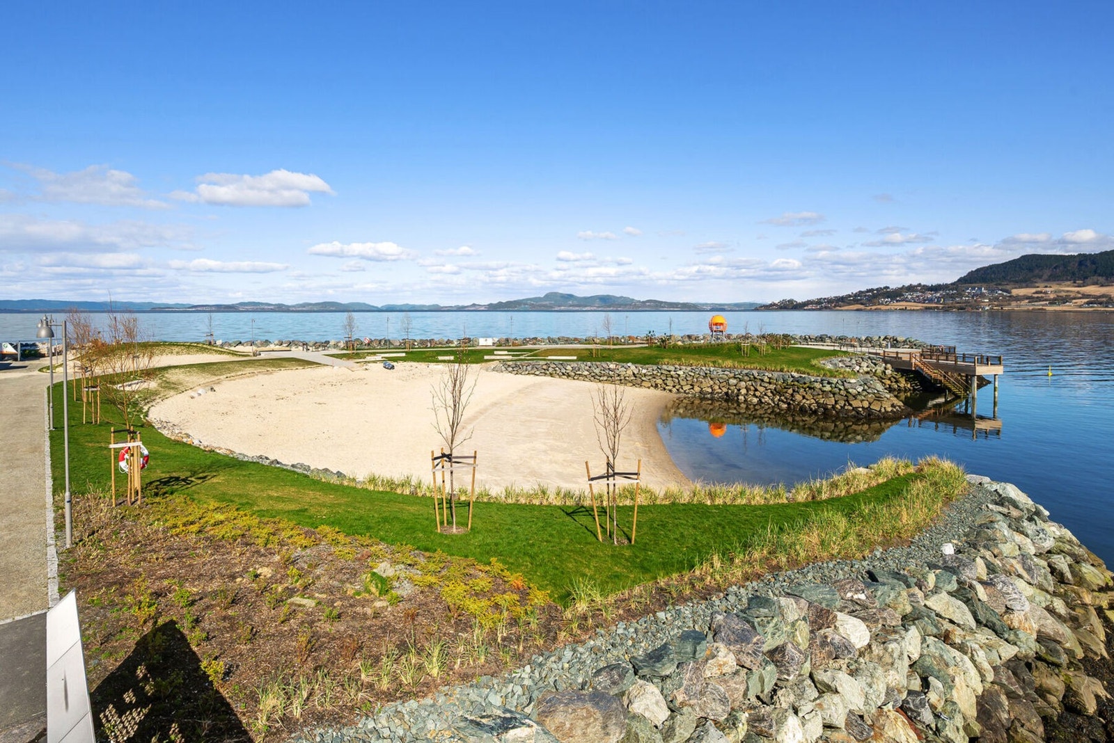 Den nye sandstranden på Grilstad Marina åpnet i mai 2024 og har vist seg å være et særdeles populært rekreasjonsområde. Galleribilde