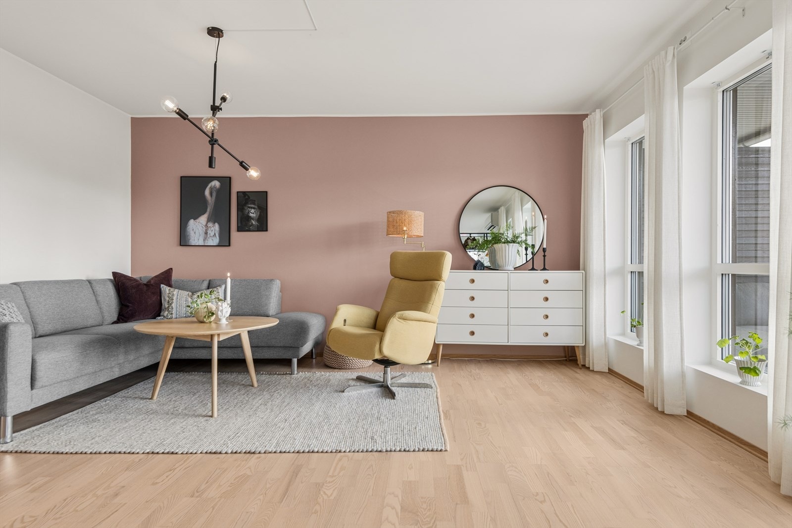 Gode vindusflater sørger for at rommet får godt med naturlig lys. Galleribilde