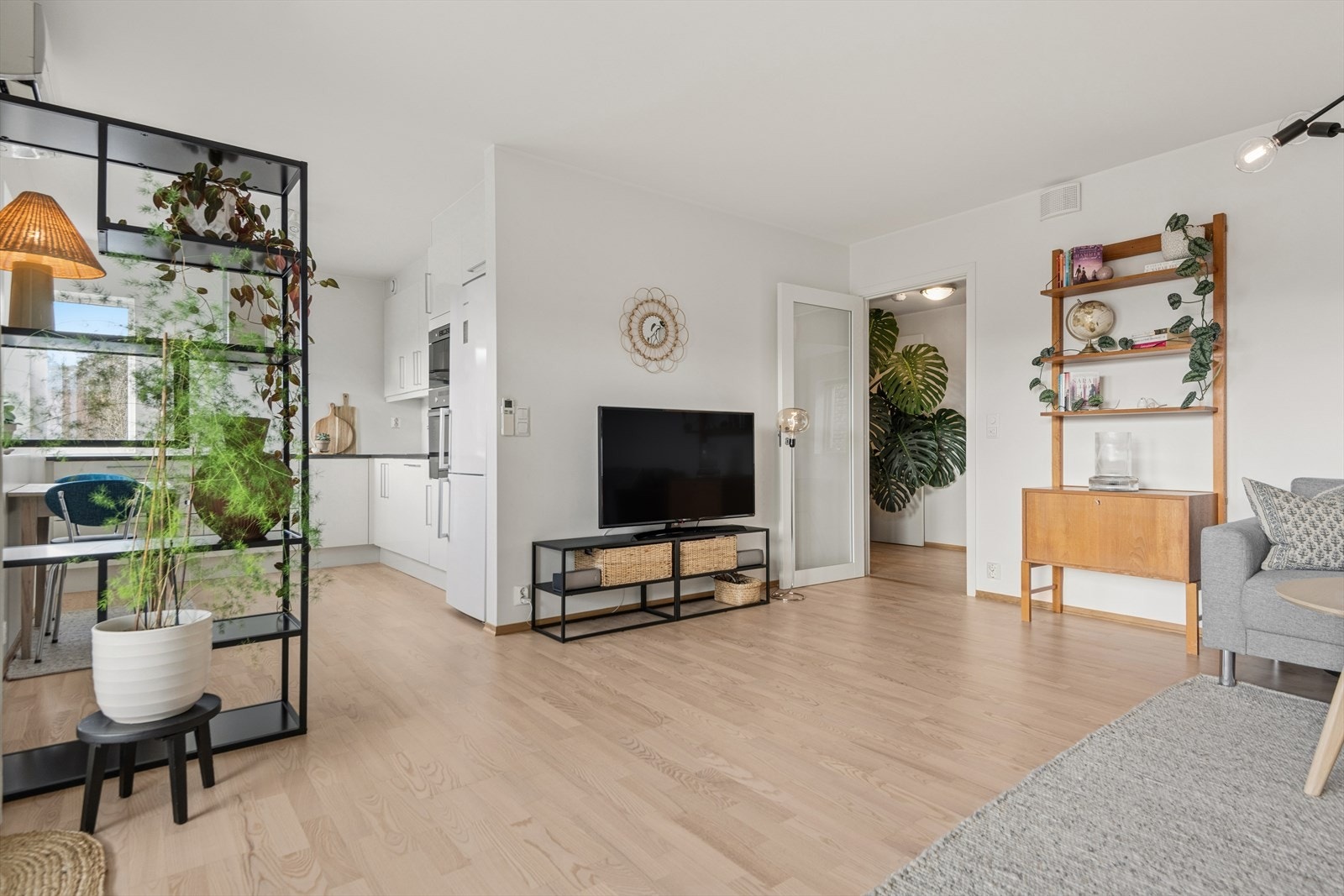 TV-en kan med fordel plasseres mot/på vegg. Galleribilde