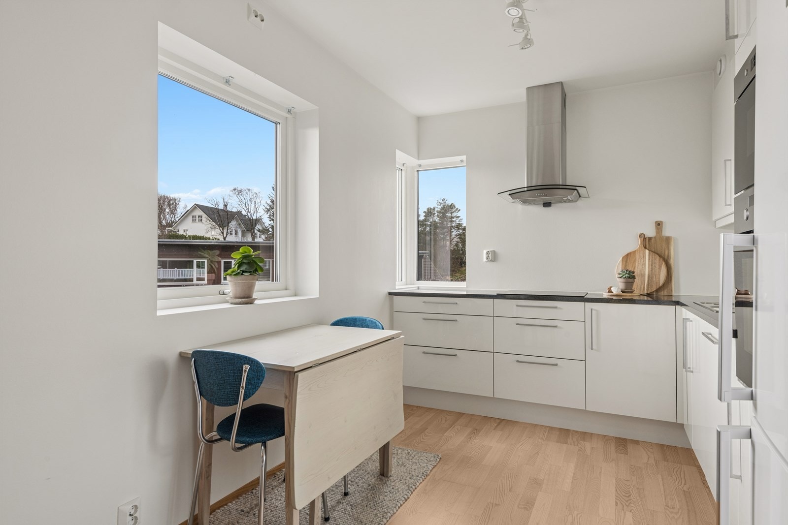 Kjøkkenet fremstår som stilrent og moderne. Galleribilde