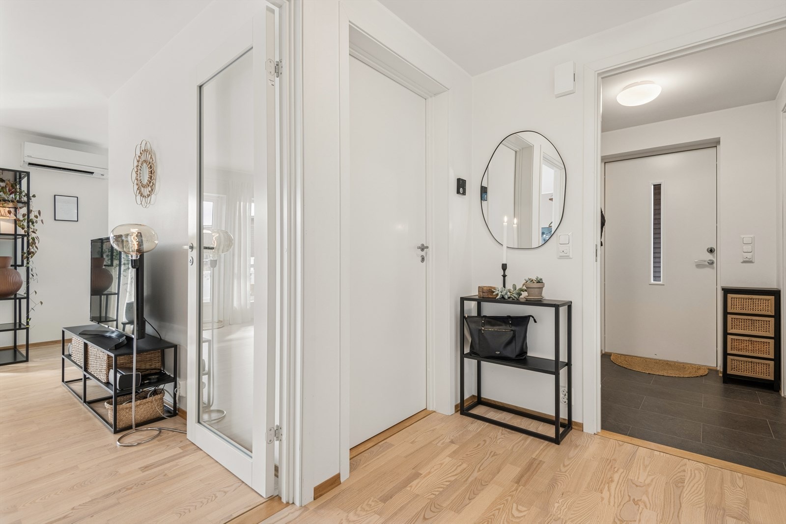 Lys og hyggelig entré og gang med plass for enkle garderobe- og opphengsløsninger. Galleribilde