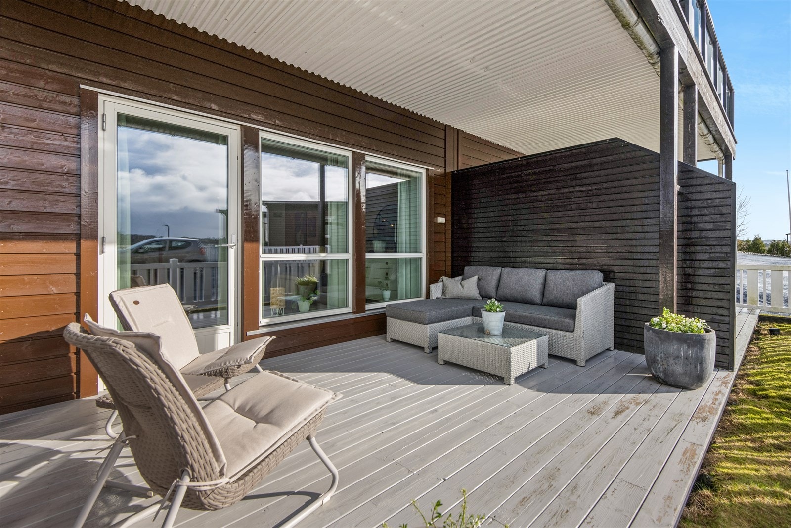 Fra stuen er det videre utgang til en flott overbygget terrasse. Galleribilde