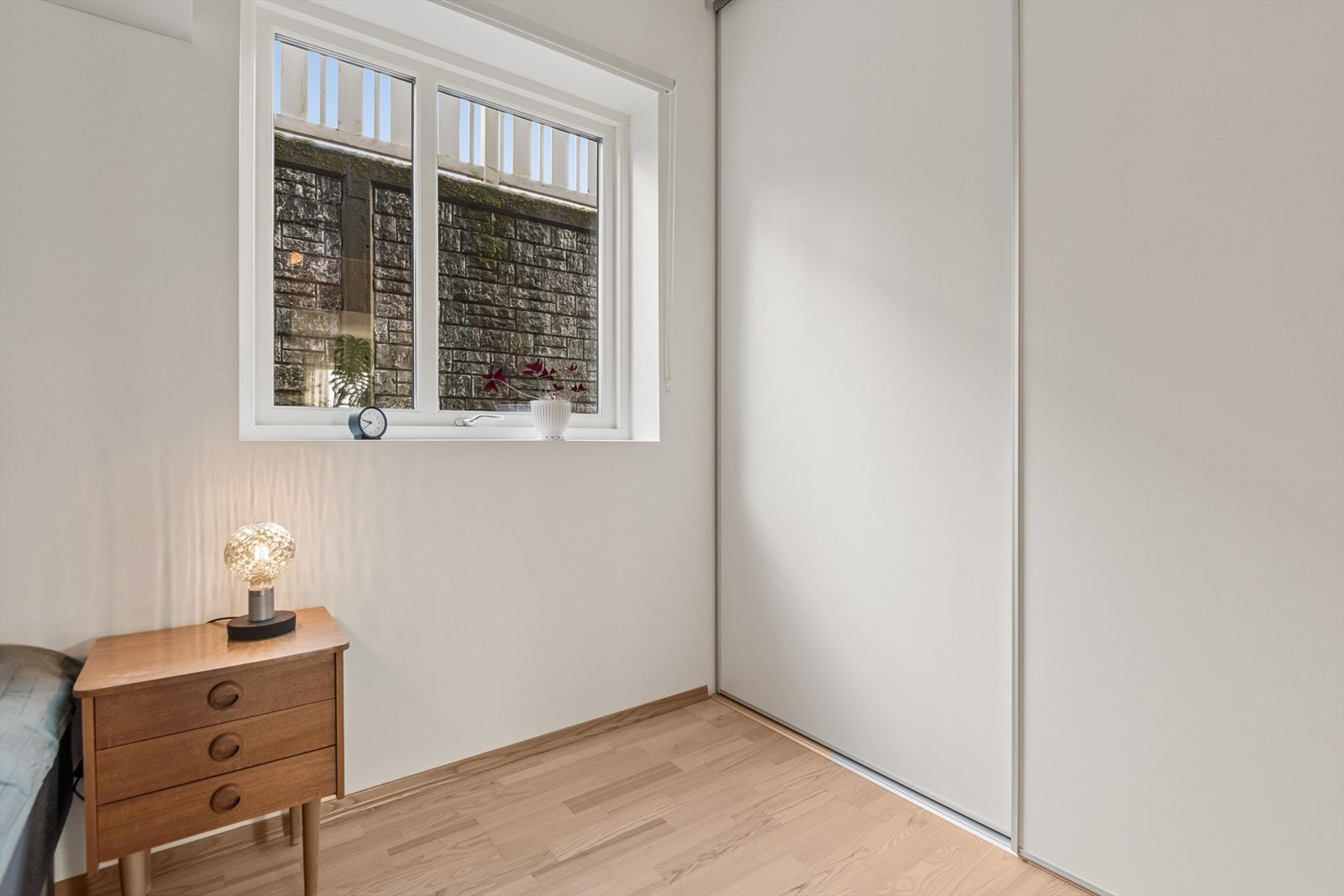 Til gjengjeld er det etablert en stor innebygget skyvedørsgarderobe i rommet. Galleribilde