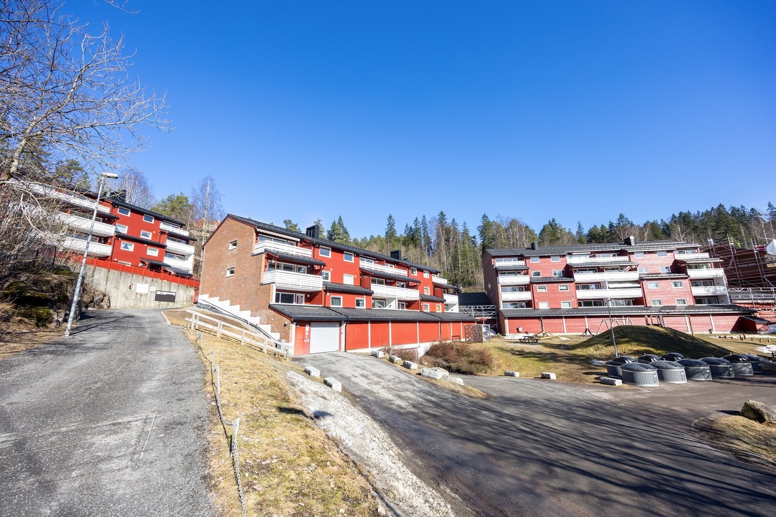 Området byr på flotte turmuligheter, og Ospelia ballplass ligger kun 4 minutter unna. Galleribilde