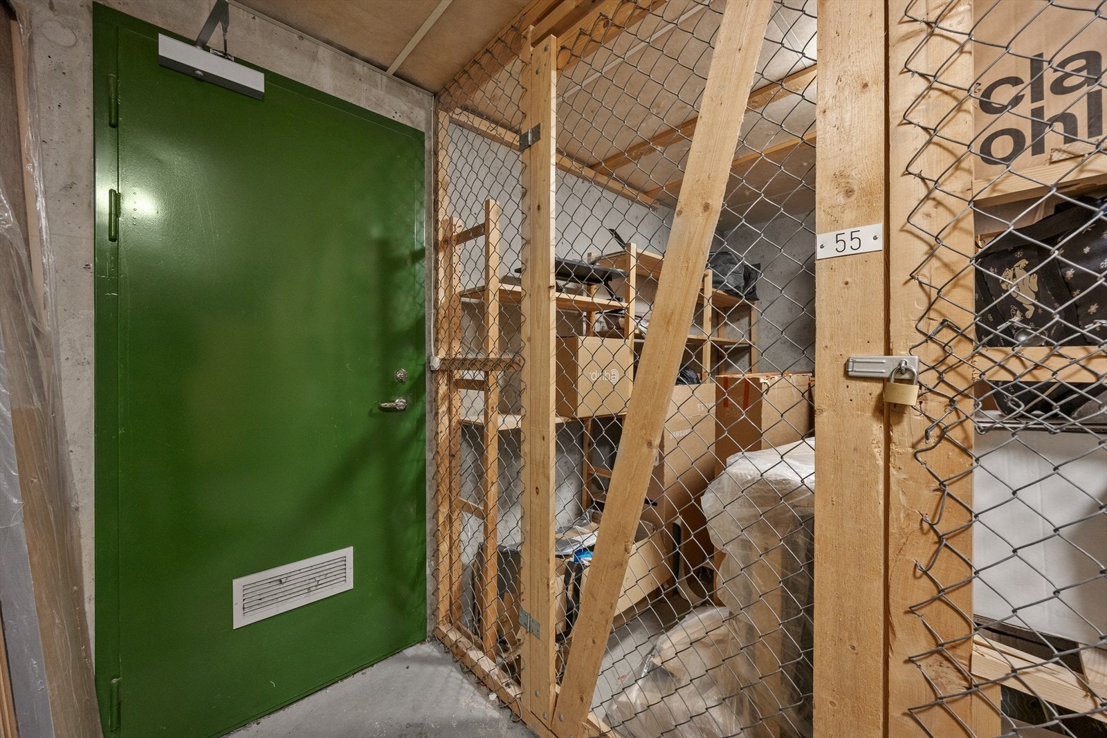 Leiligheten disponerer to boder i kjelleren på henholdsvis 5 m² og 4 m². Galleribilde