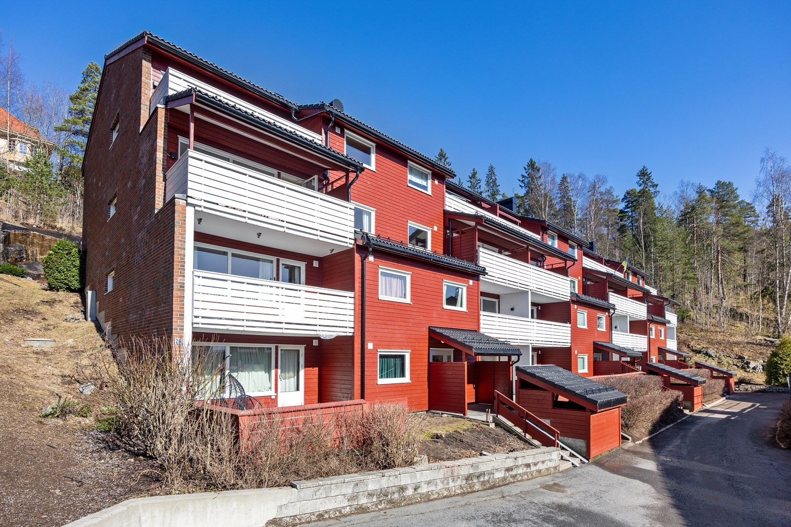 Boligblokken er oppført i 1984 og er en del av A/L Ospelia borettslag. Galleribilde