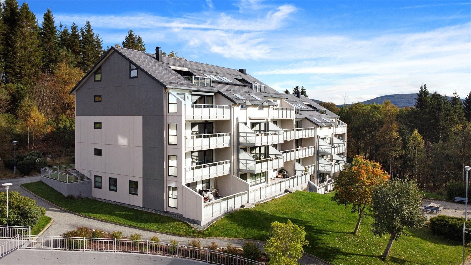 En lys og romslig 3-roms endeleilighet med sentral og attraktiv beliggenhet. Galleribilde