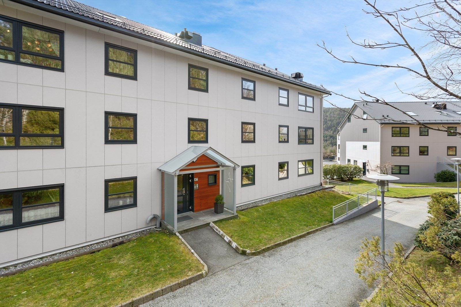 Leiligheten har enkel adkomst via felles trappeoppgang. Galleribilde