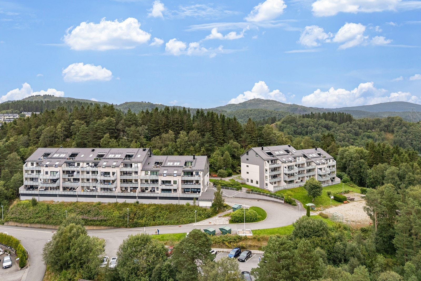 Fra eiendommen går det en "snarvei" ned mot Hjortlandsveien og Kråvatnet som byr på fine og varierte turmuligheter. Galleribilde