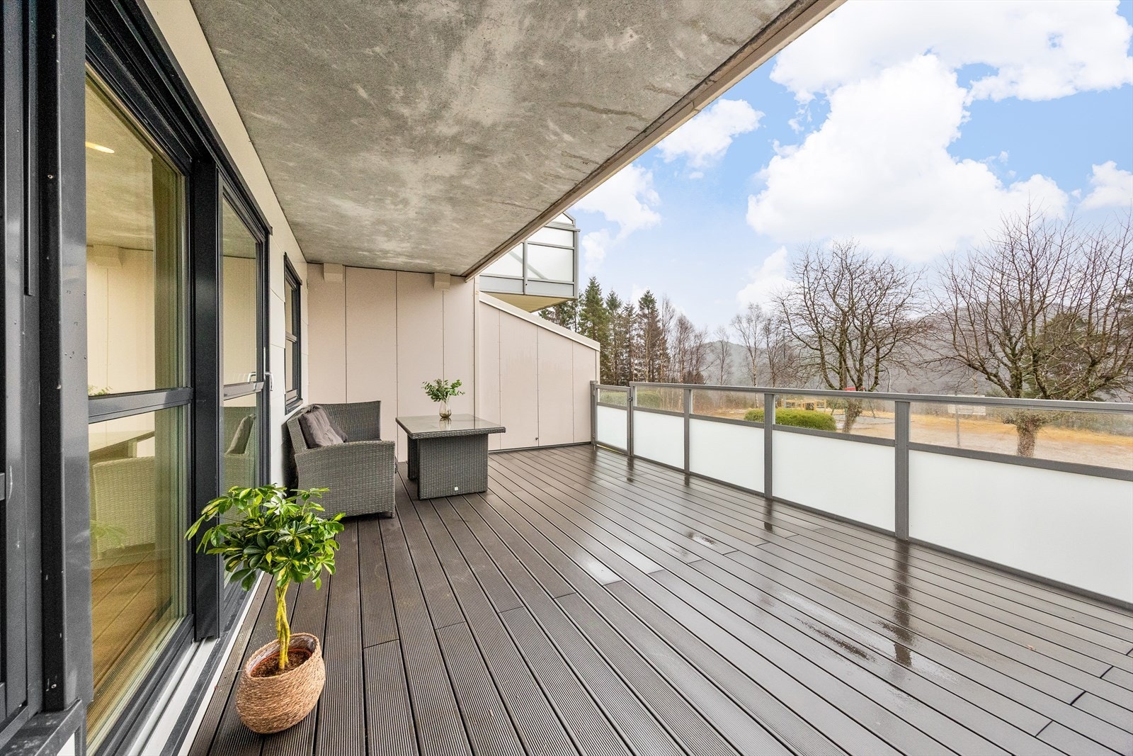 Fra stuen er det utgang til en herlig, sørvendt balkong på hele 27 m² med gode solforhold. Galleribilde