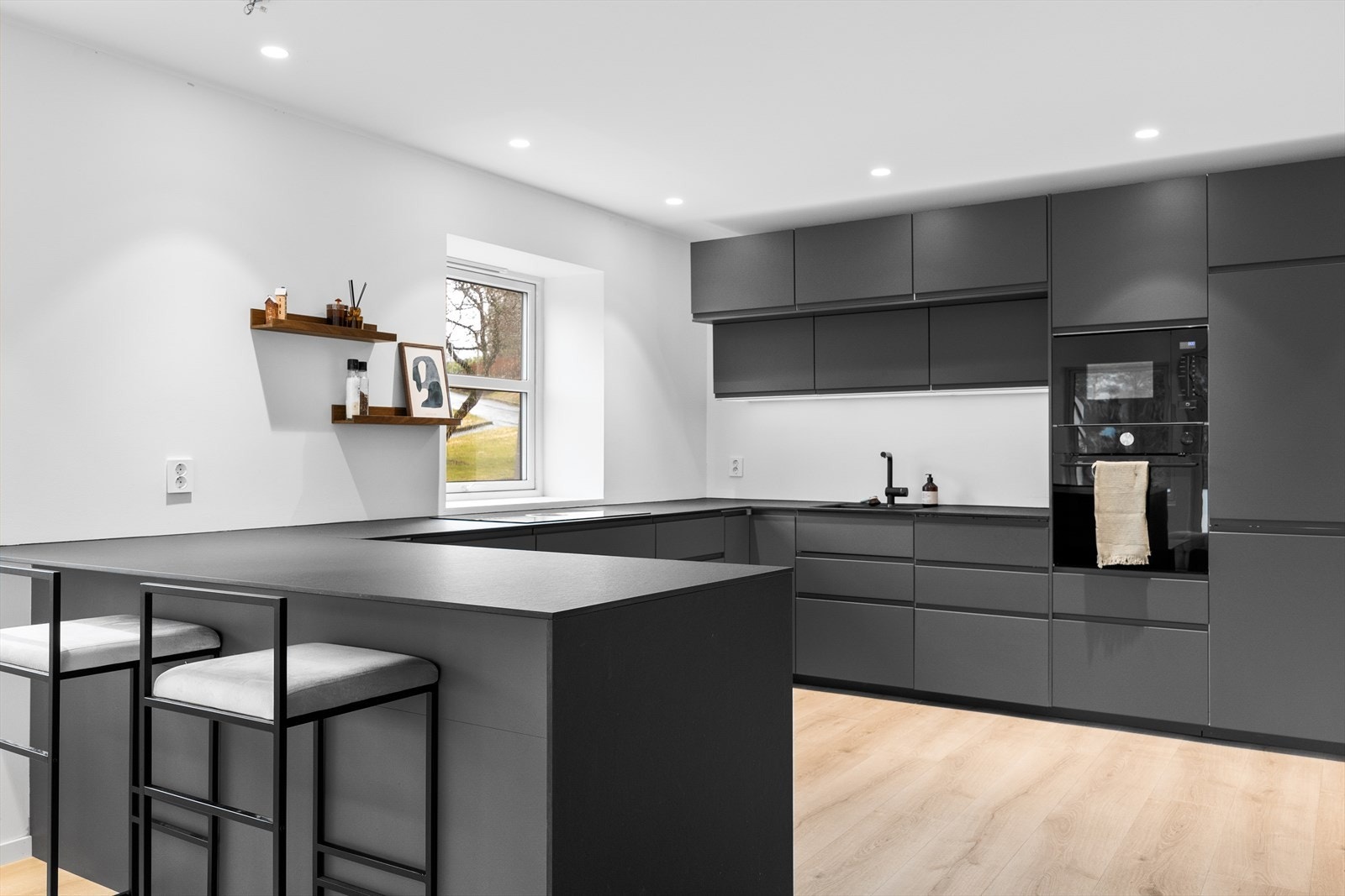 Kjøkkenet er utstyrt med platetopp med kullfilter, underlimt vask, oppvaskmaskin, kjøleskap, stekeovn, mikrobølgeovn og fryseskap. Galleribilde