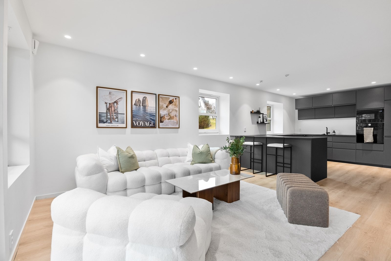 Stuen har god plass til å møblere med stor sofa- og spisegruppe, i tillegg til øvrig ønsket møblement. Galleribilde