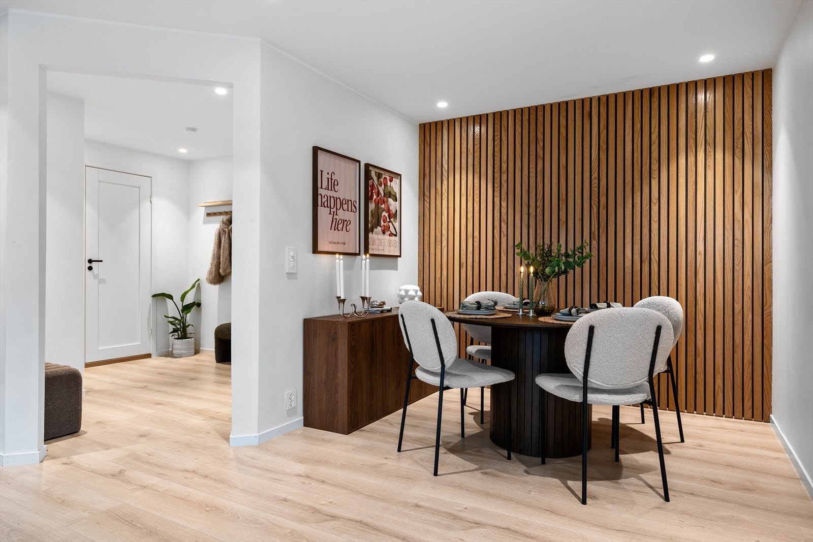 Gjennomgående for leiligheten er lekre overflater og detaljer. Galleribilde