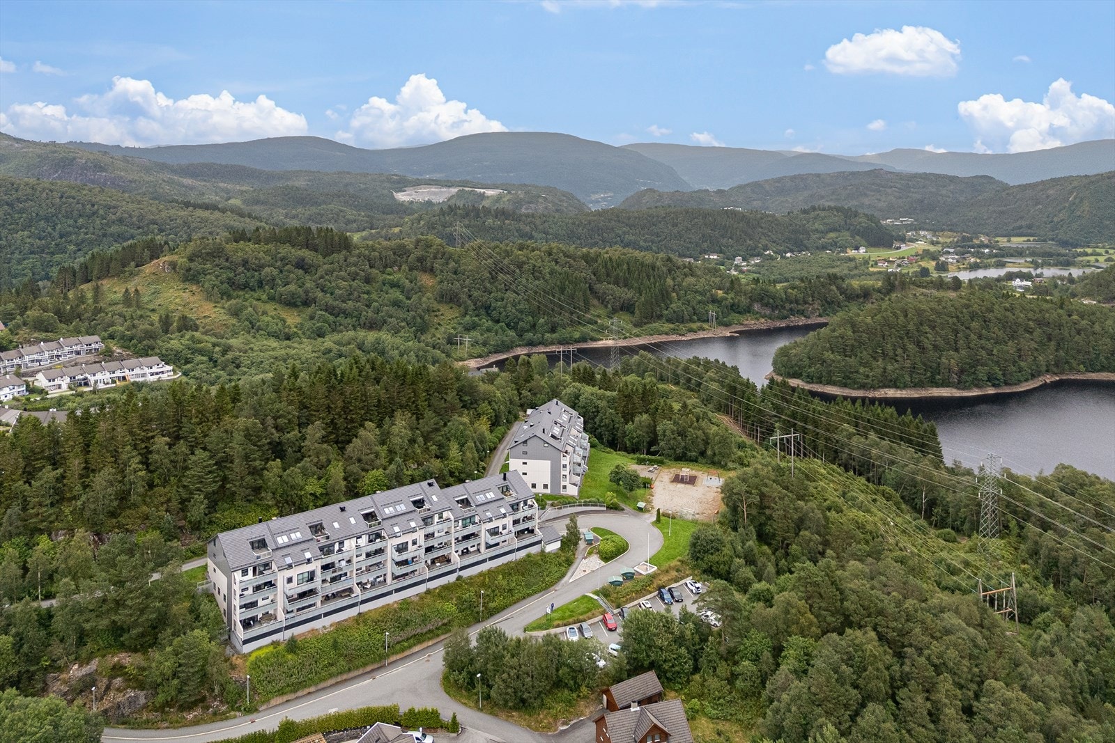 Hjortland er et flott utgangspunkt for både lange og korte turer, enten turmålet er Storsåta, Rolland, Vikinghytten eller en liten rundtur i skogen via Hålihovden. Galleribilde