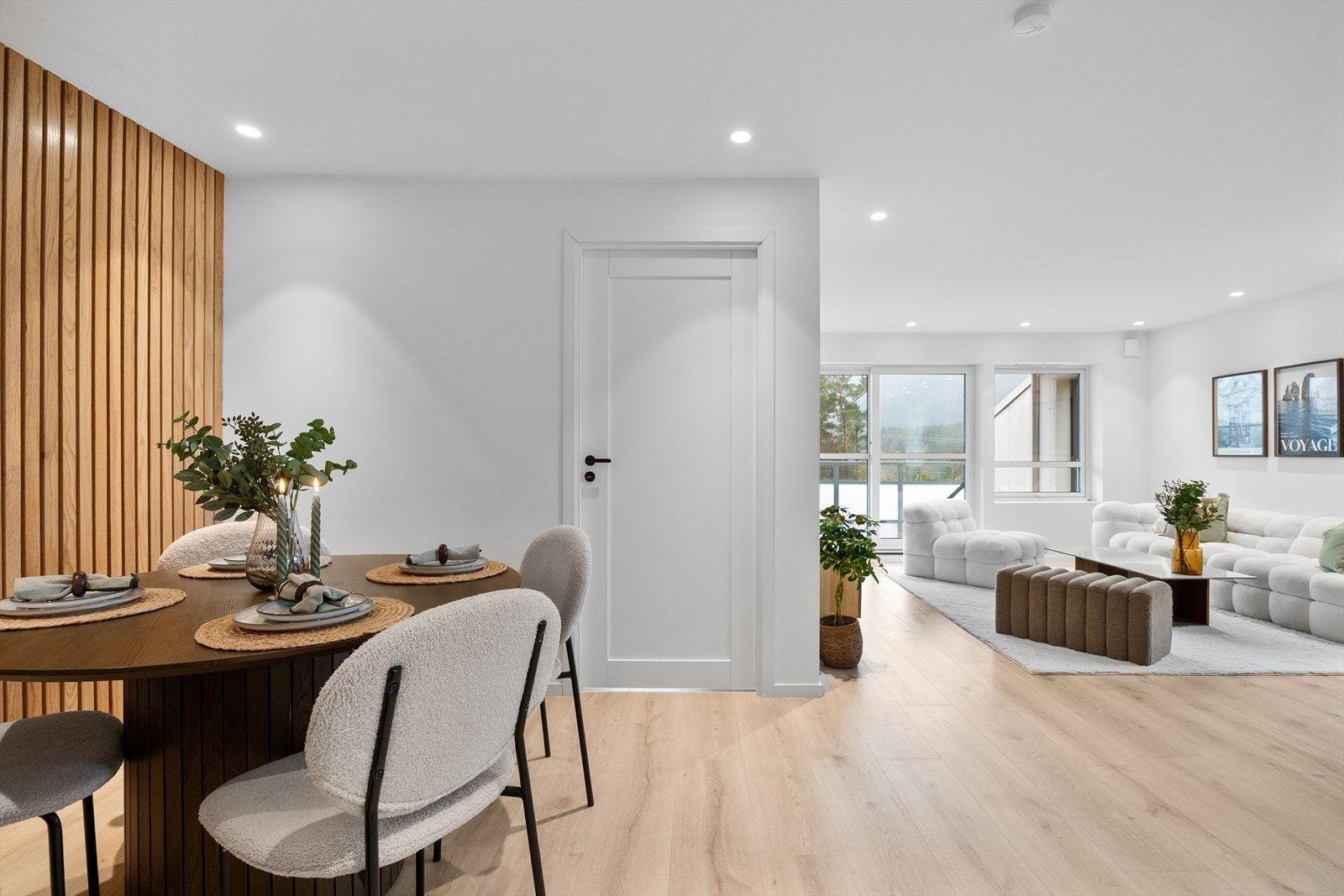 Leiligheten fremstår stilren og tidsriktig med gode kvaliteter, og ble betydelig oppgradert i 2020 med nytt kjøkken, bad, elektrisk anlegg og moderne overflater. Galleribilde