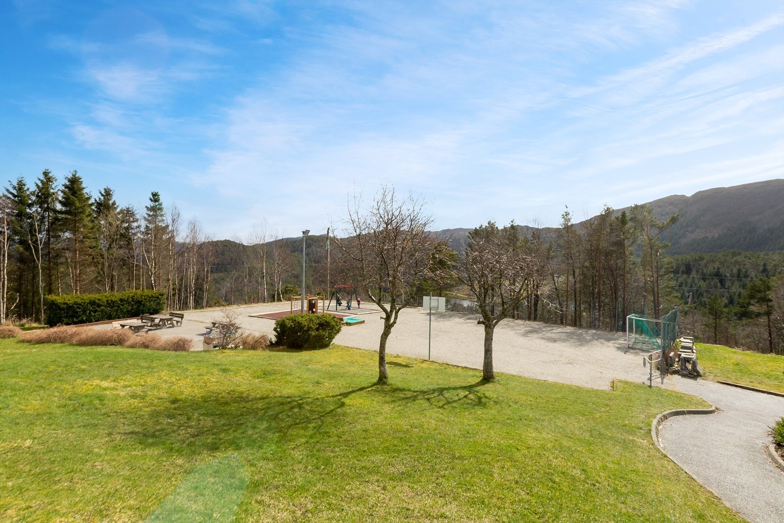 Tomten er felles eid av borettslaget og er pent opparbeidet med plen, murer, parkeringsplasser, vei, lekeplass, og diverse beplantning. Galleribilde