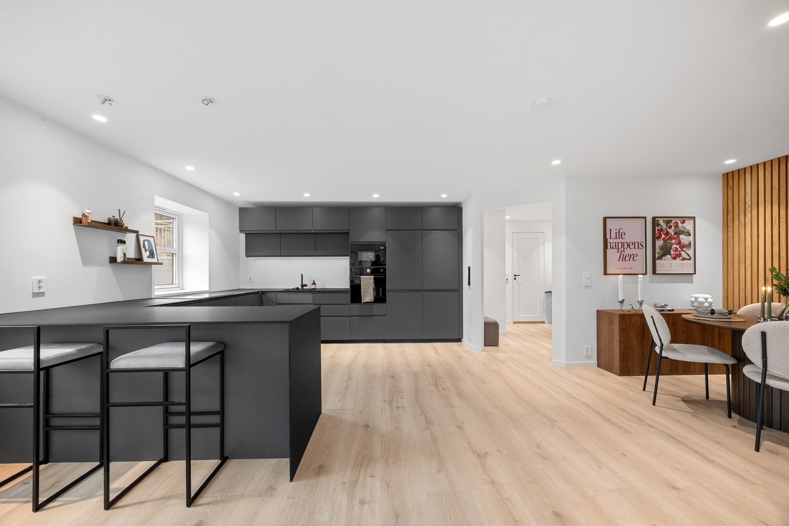 Lekkert kjøkken fra IKEA med slette fronter og benkeplate i kompaktlaminat. Galleribilde