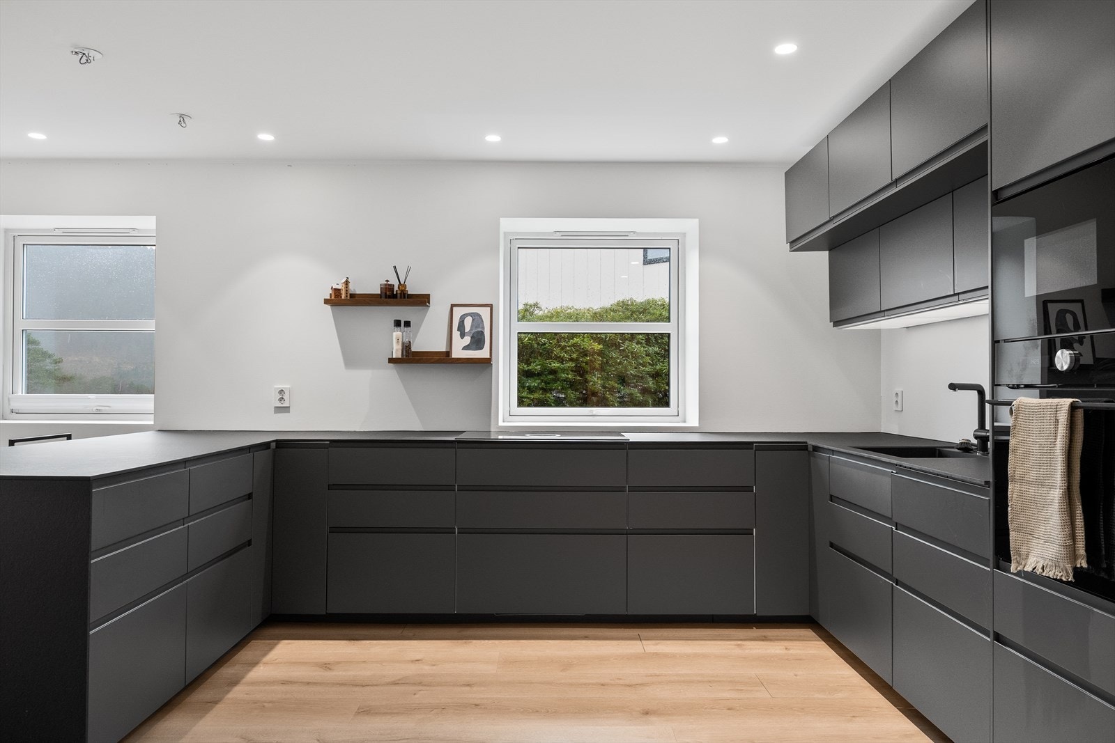 Her er det rikelig med skap- og benkeplass. Galleribilde