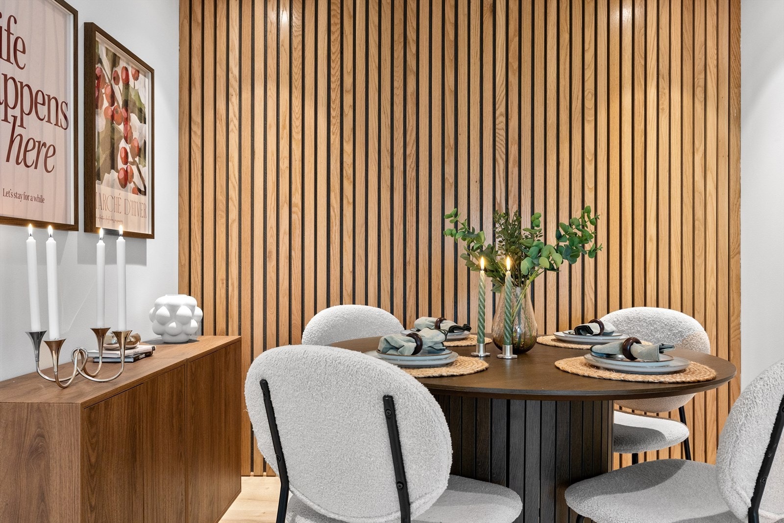 Det er god plass til spisegruppe i ett lite innhuk mellom kjøkken og stue. Galleribilde