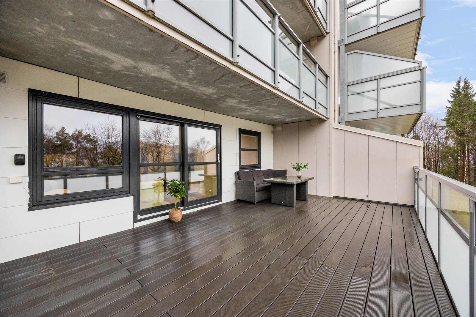 Fra balkongen kan man nyte gode solforhold og en fin utsikt utover fellesområdene i laget. Galleribilde