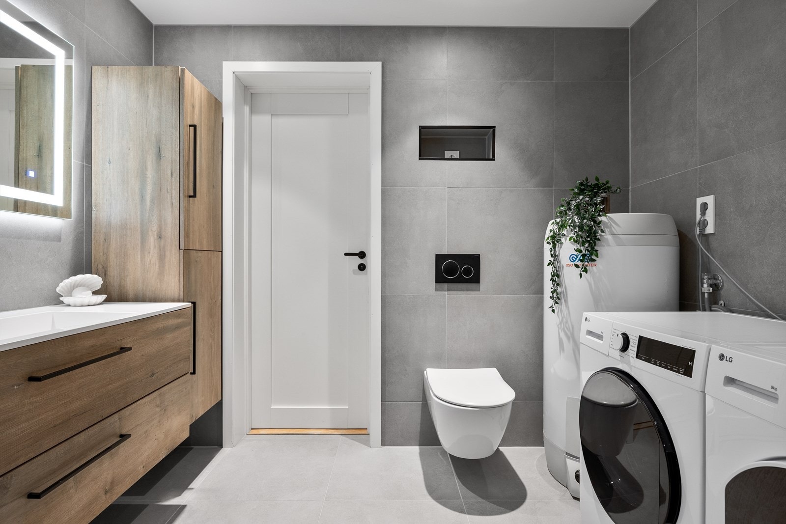 Lekkert, helfliset bad med elektrisk avtrekksvifte. Galleribilde