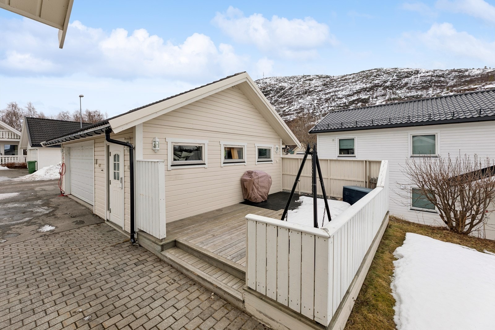 Romslig garasje samt uteplass Galleribilde