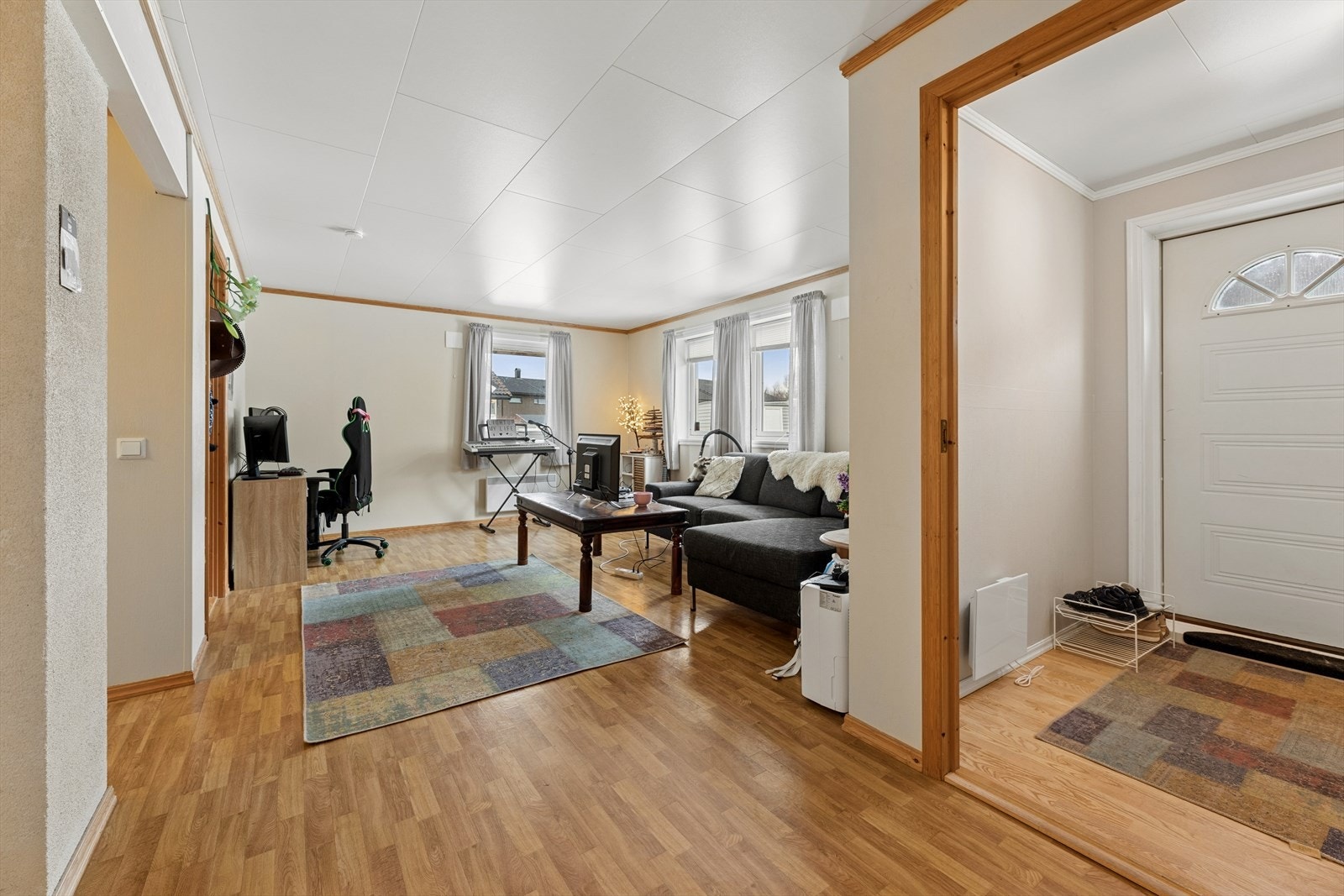 Entrè og stua i leiligheten Galleribilde