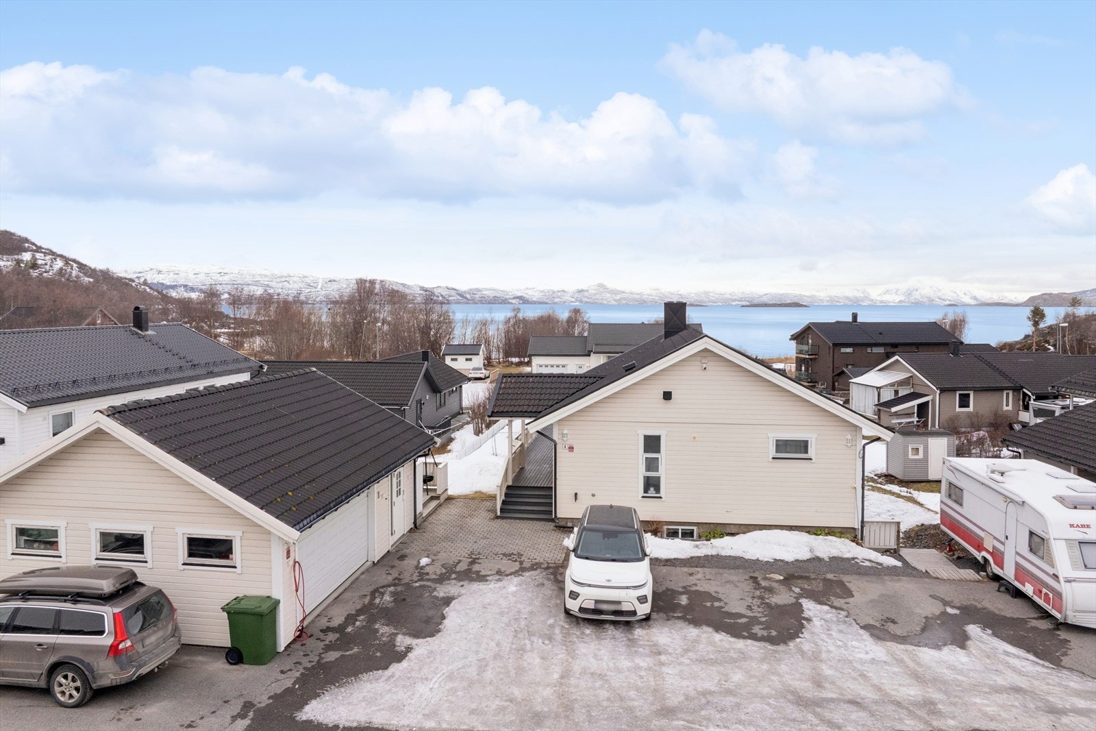 Asfaltert og steinbelagt innkjørsel og parkering Galleribilde