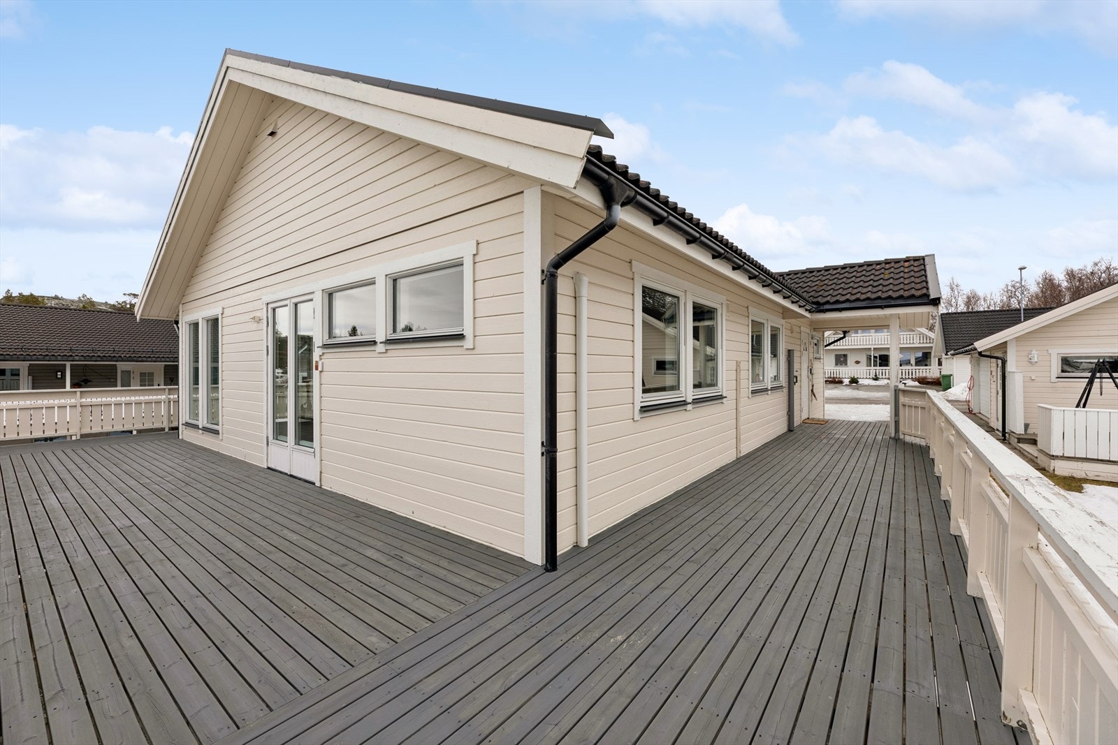 Stor veranda - god plass til utemøbler, grill m.m. Galleribilde