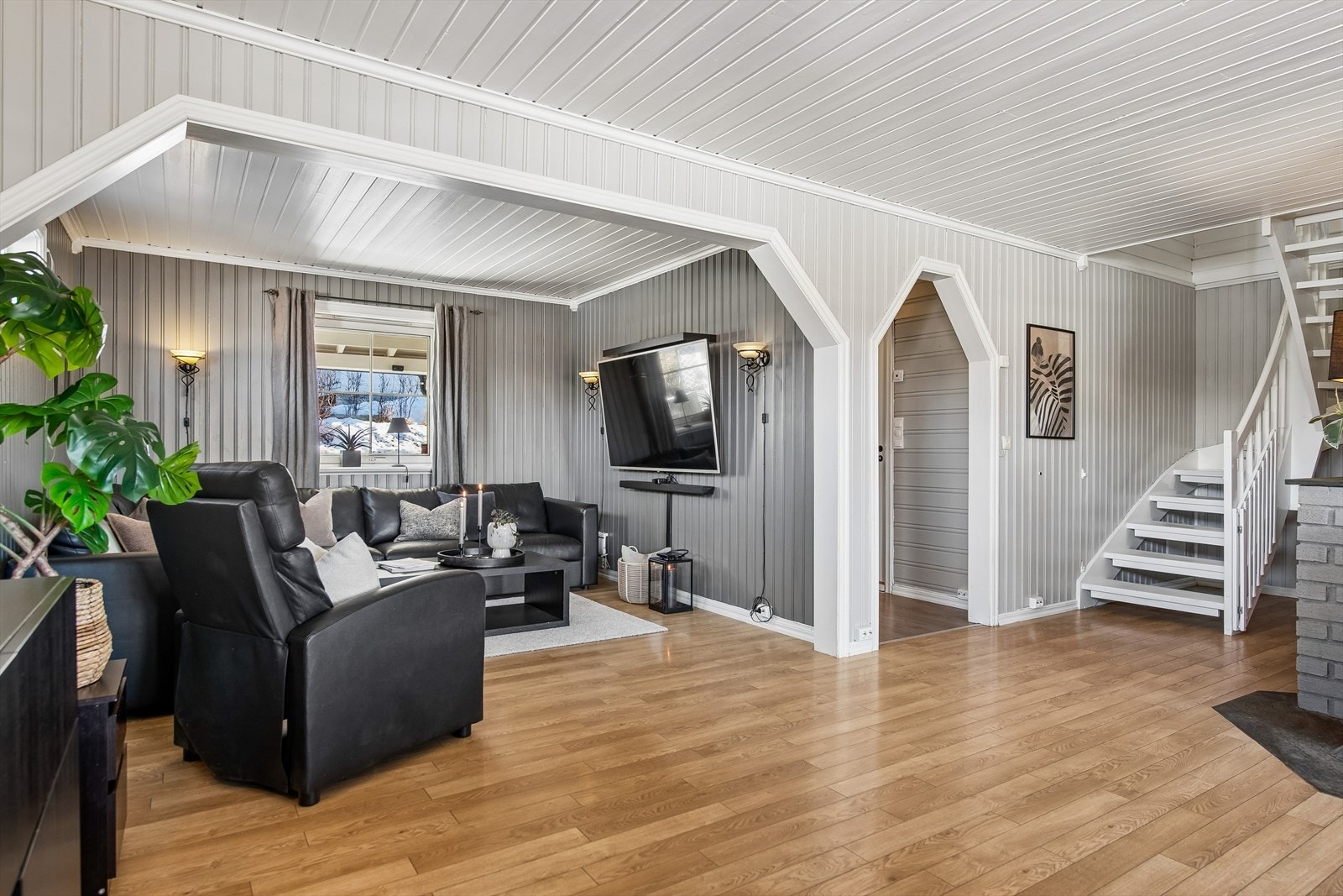 Stuen har en luft-luft varmepumpe fra 2007 som sikrer effektiv oppvarming. Galleribilde