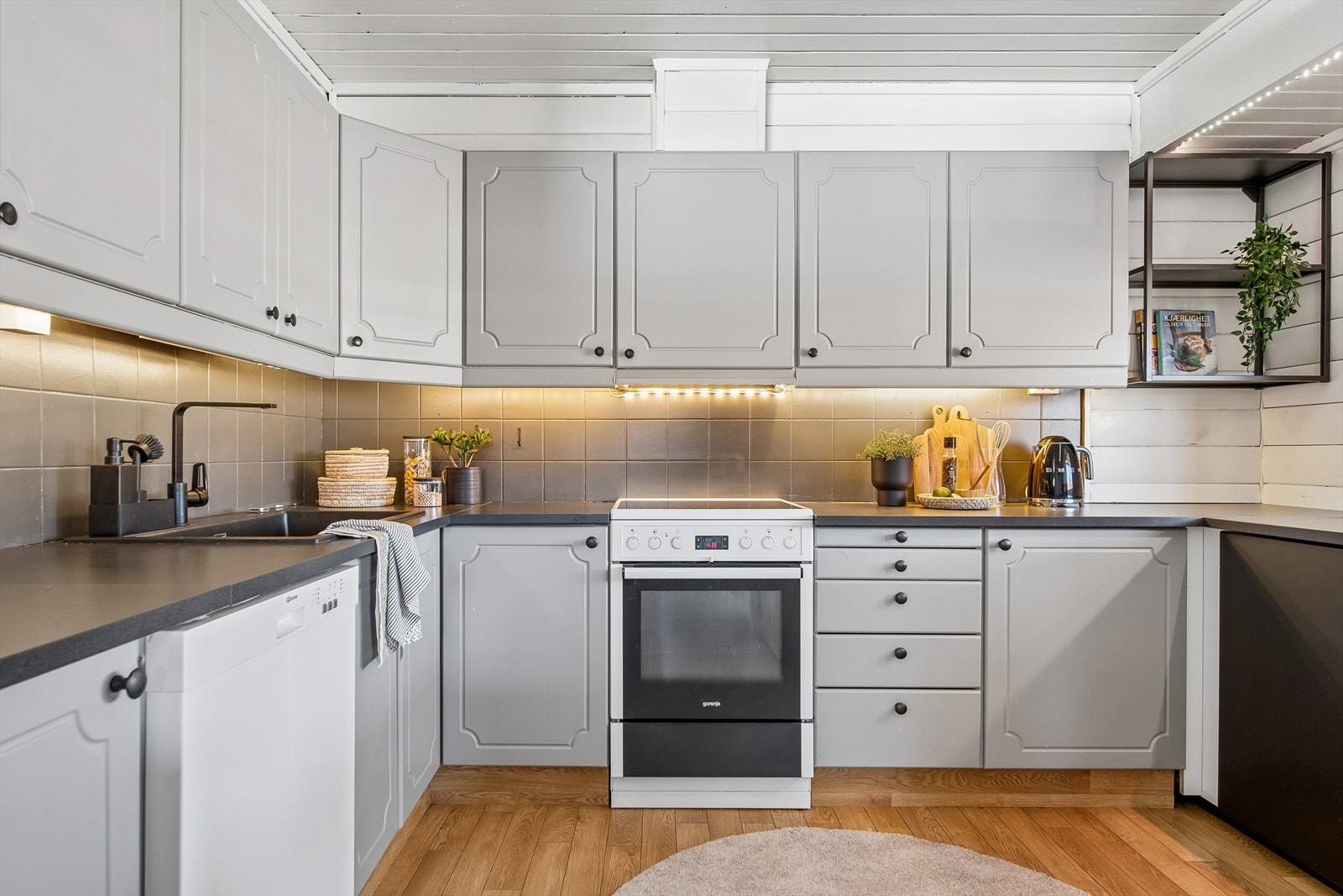 Kjøkkenet har en funksjonell innredning med profilerte fronter, laminert benkeplate og godt med skapplass. Galleribilde