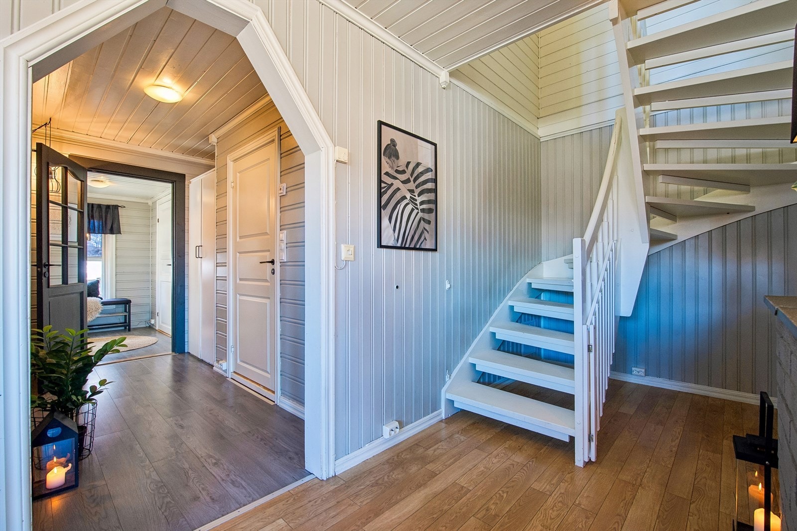 Gangen binder sammen rommene i første etasje og har trapp opp til loftet. Det er gulvvarme i deler av gangen. Galleribilde