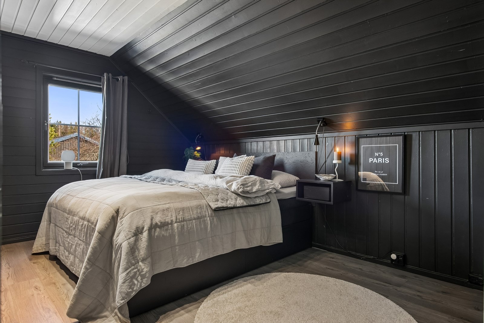 Hovedsoverommet har god plass til dobbeltseng og oppbevaring. Galleribilde