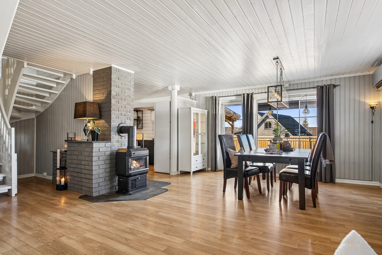 Den sentralt plasserte peisovnen gir både hygge og god tilleggsvarme på kalde dager. Galleribilde