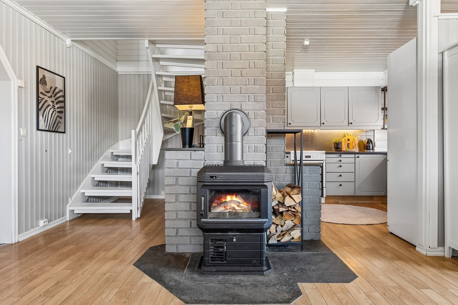 Pipen ble rehabilitert med nytt innerrør i 2016, og ovnen er et naturlig midtpunkt i rommet. Galleribilde