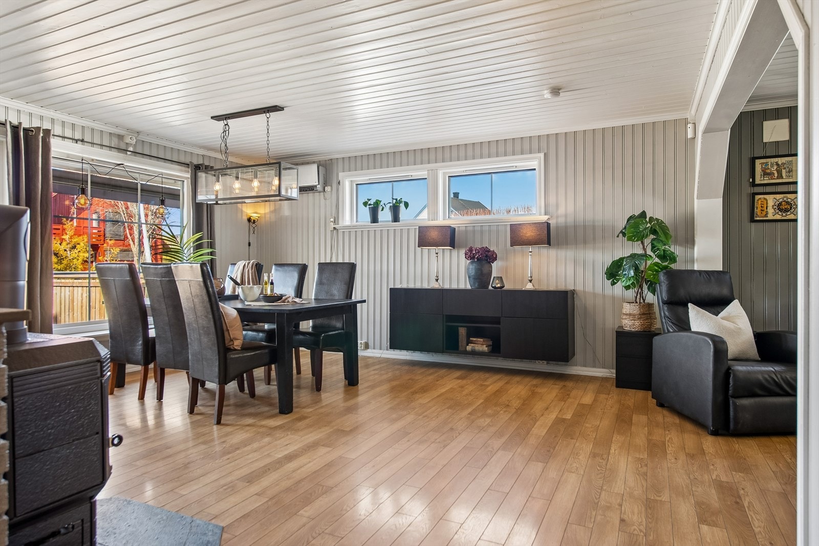 Stuen har gulvvarme i deler av arealet, noe som bidrar til en jevn og behagelig temperatur. Galleribilde