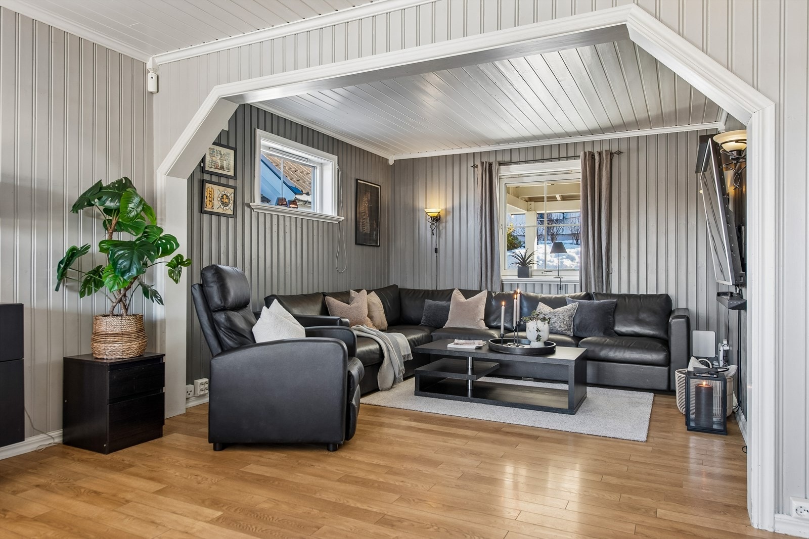 Et tidligere soverom er integrert i stuen, noe som gir ekstra romfølelse og fleksibilitet. Galleribilde