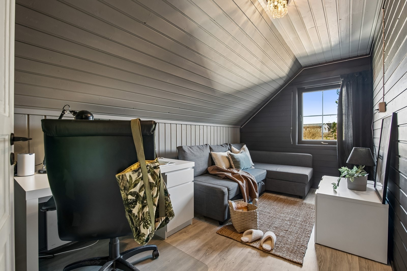 Det andre soverommet er romslig og kan fint brukes som kontor, gjesterom eller barnerom. Galleribilde