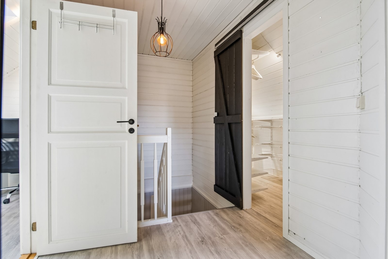 Det ene kottet i loftsetasjen ble omgjort til en walk-in garderobe i 2020, og gir rikelig med lagringsplass. Galleribilde