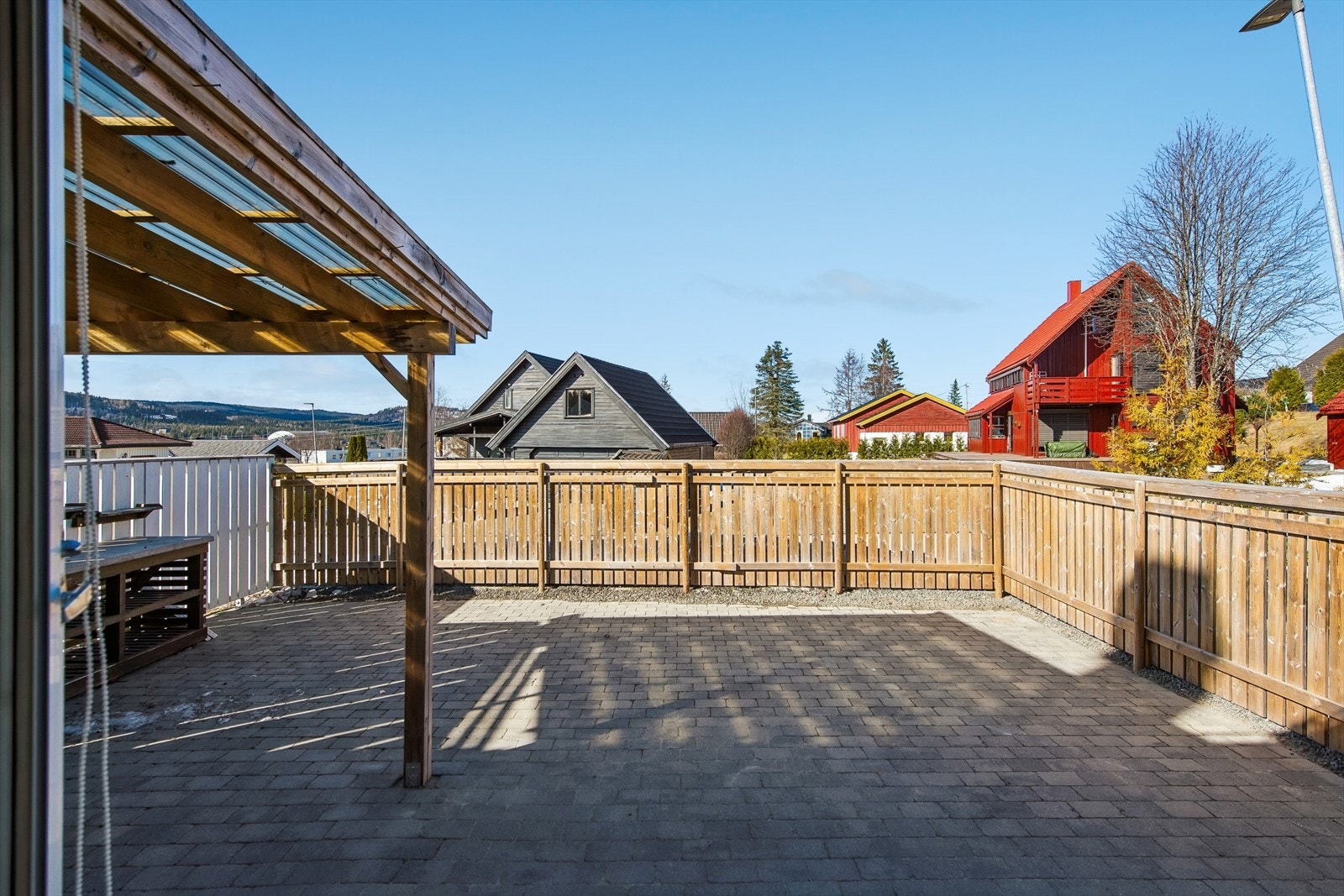 Fra stuen ser du ut mot den skjermede og romslige uteplassen mot nordvest. Galleribilde