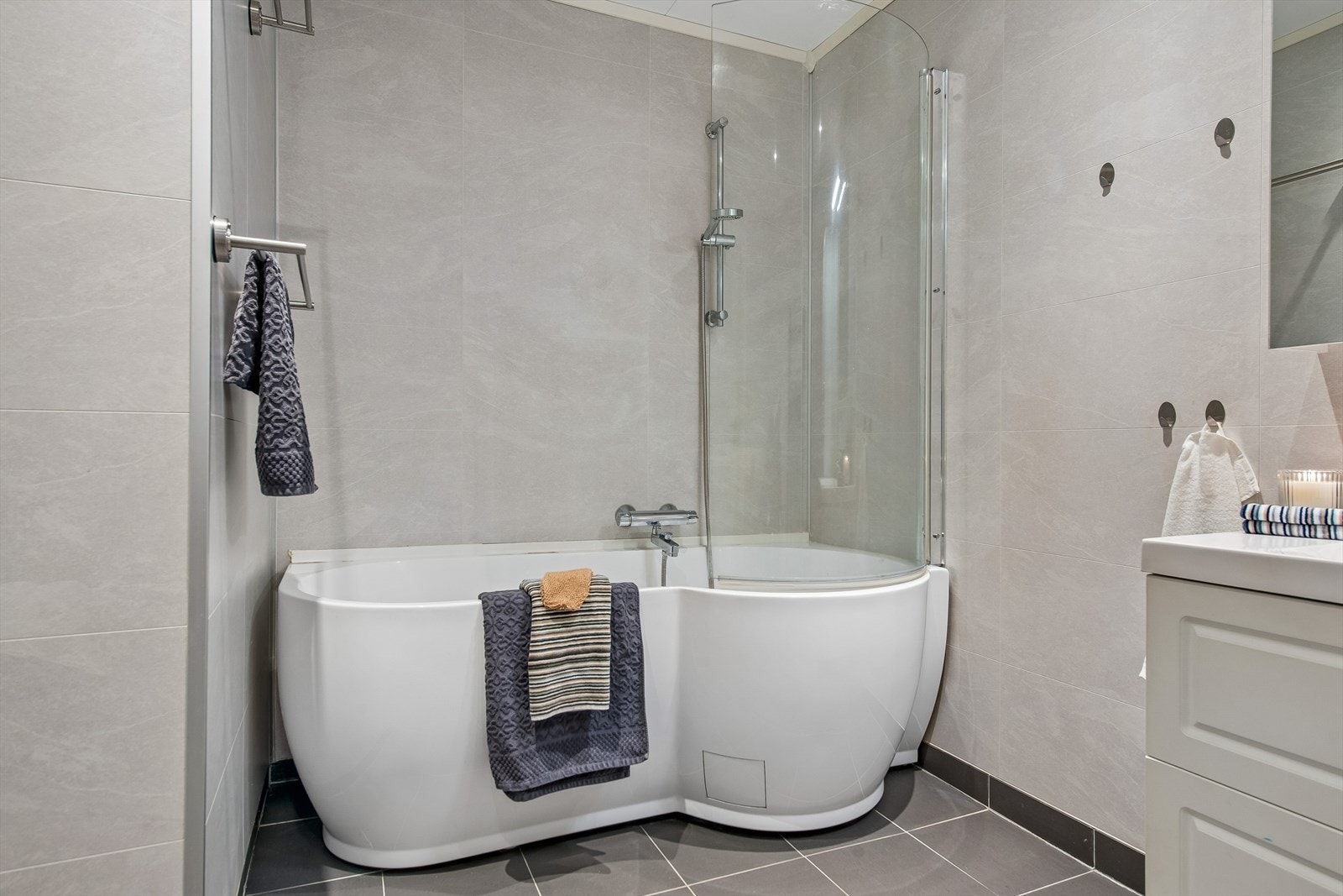 Her er det både gulvvarme for komfort og et badekar med dusjløsning. Galleribilde