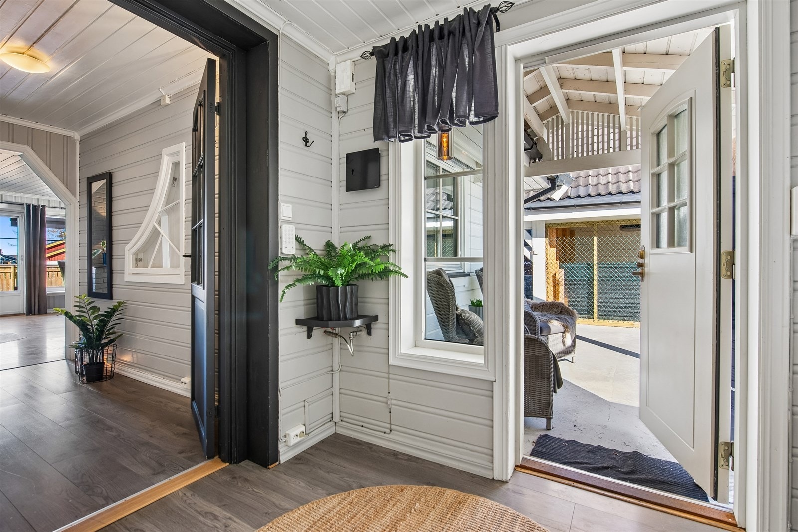 Fra entréen er det direkte utgang til en overbygget uteplass mot sørøst. Deler av den støpte platen har varmekabler. Galleribilde