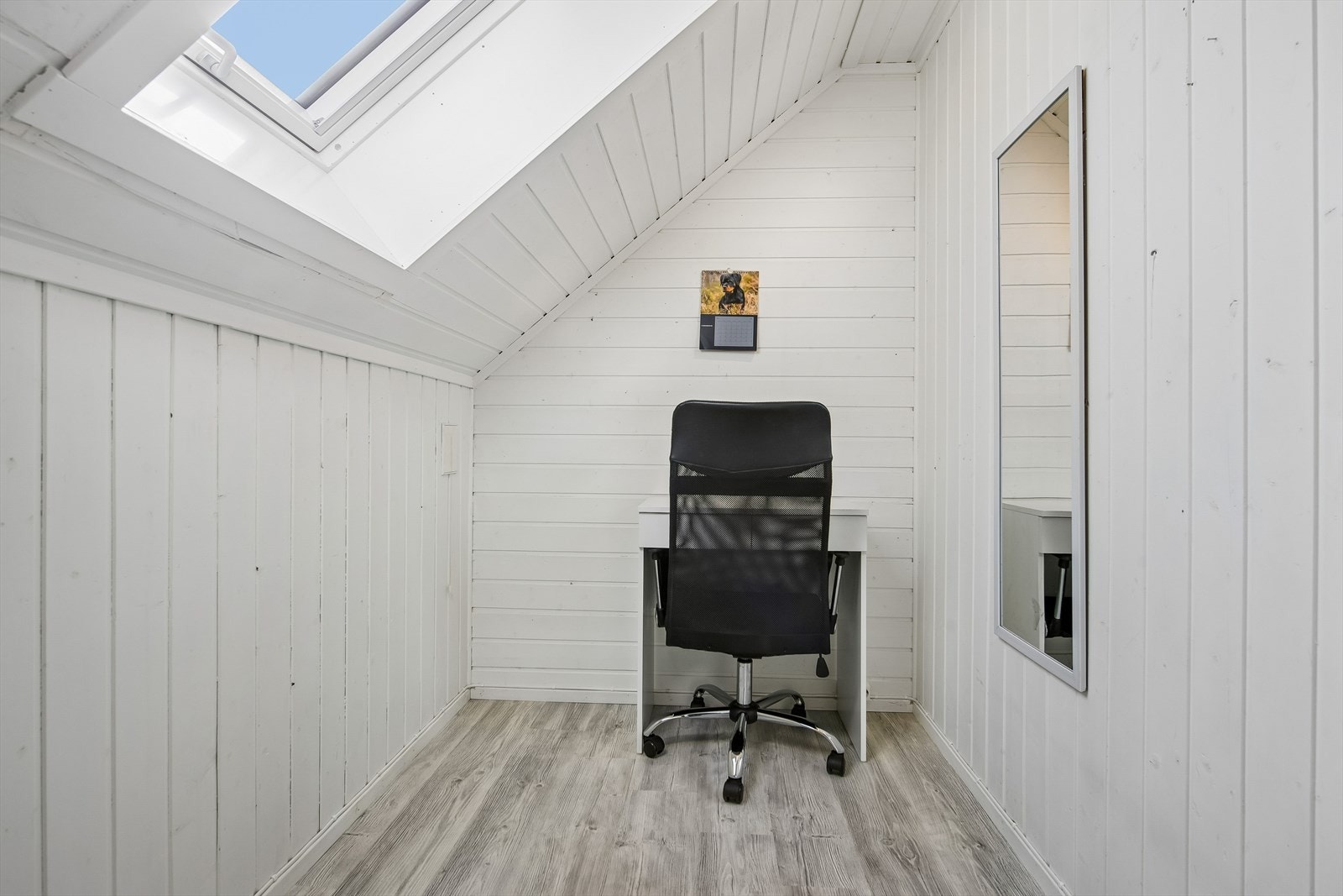 Et takvindu, installert i 2023, gir godt arbeidslys til denne smarte kontorplassen. Galleribilde