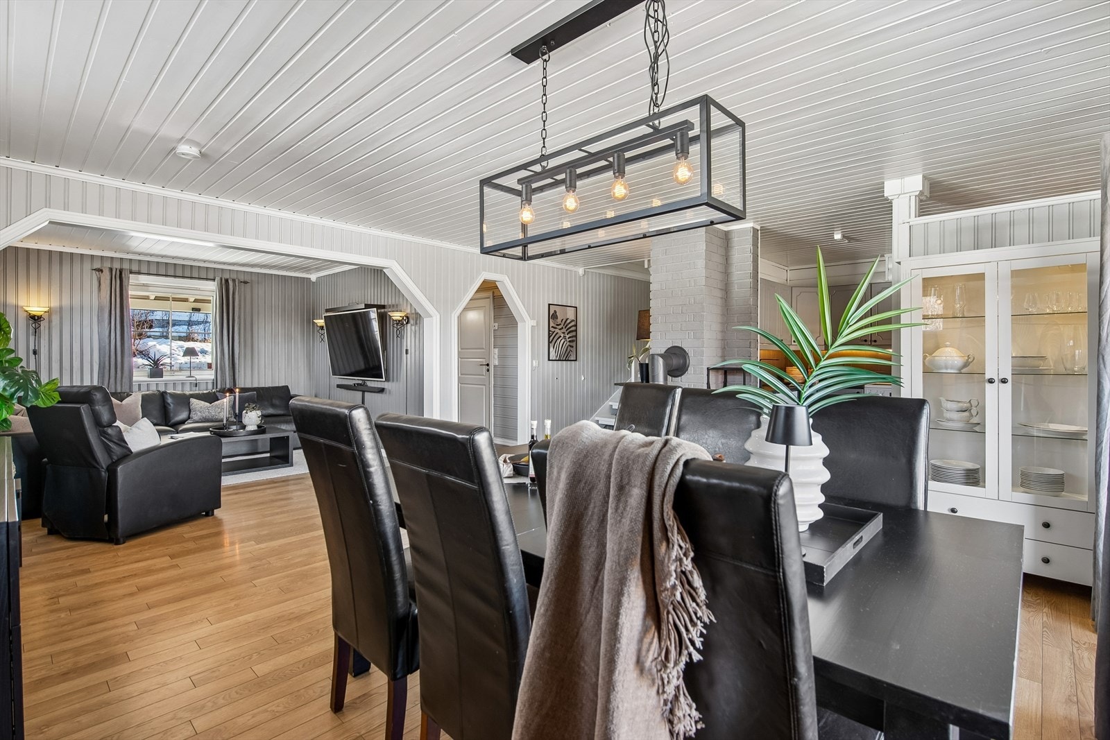 Gjennomgående laminatgulv i stue og kjøkken, lagt i 2009, skaper en helhetlig stil. Galleribilde