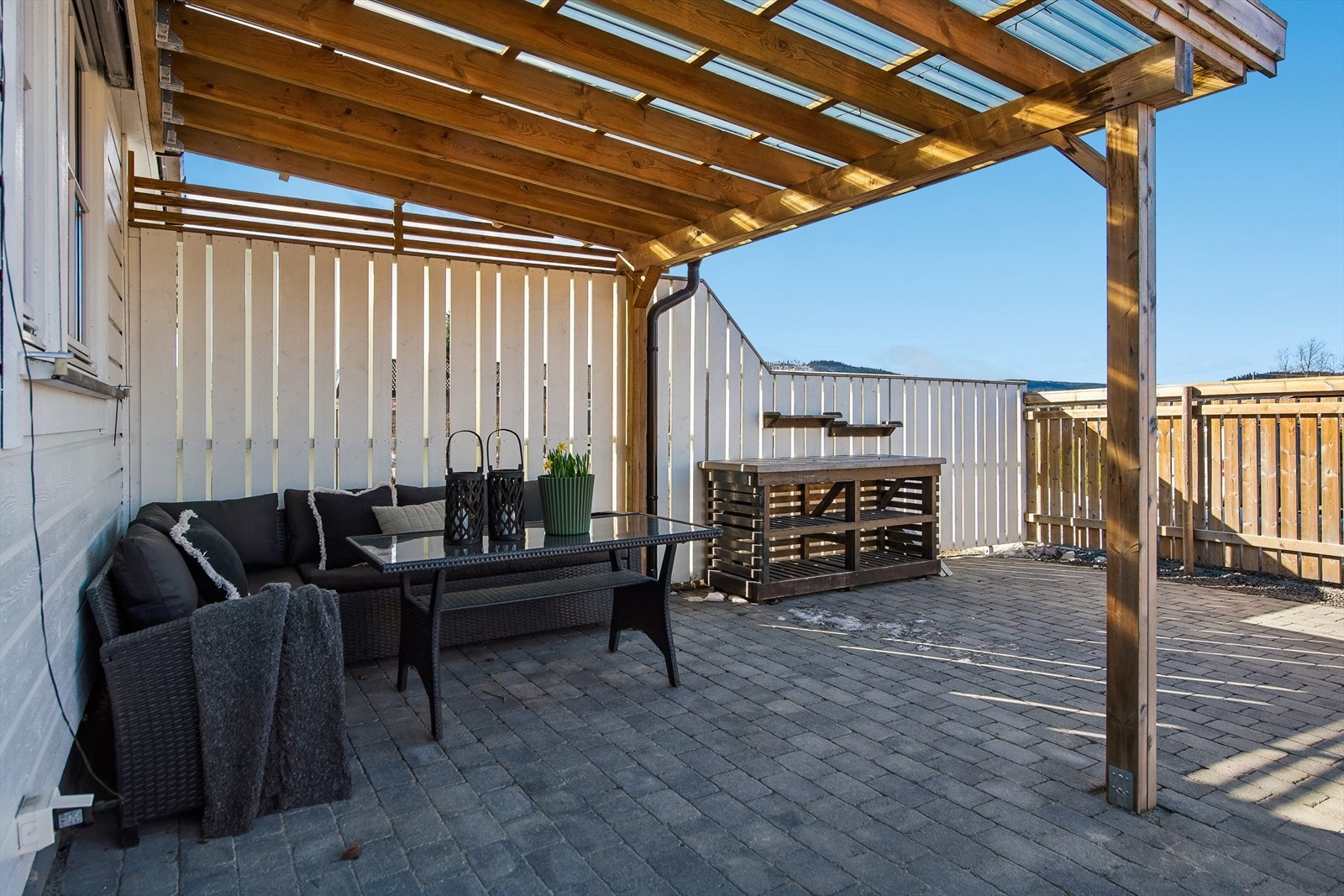 En del av uteplassen er overbygget, perfekt for å forlenge utendørssesongen. Galleribilde