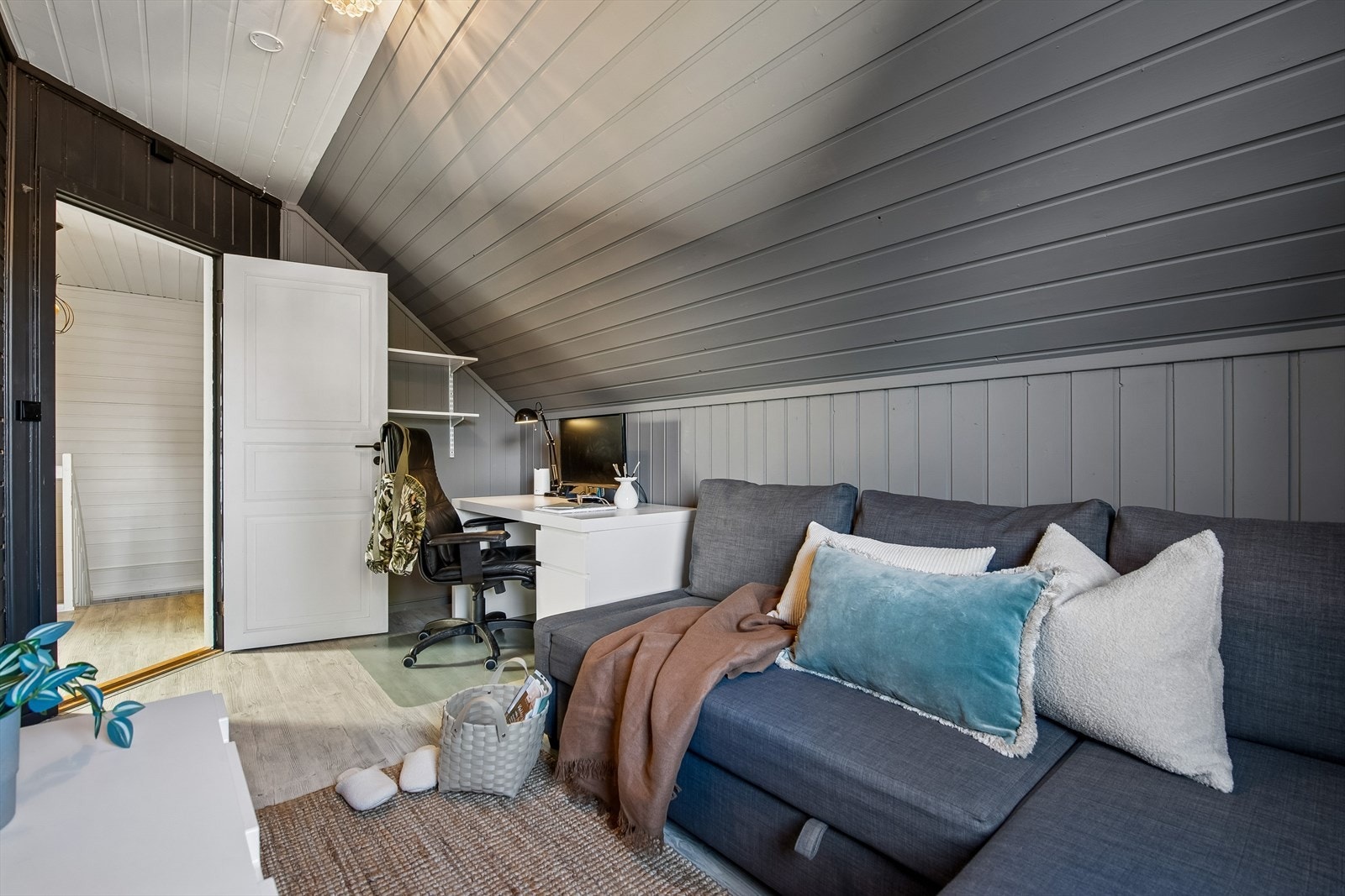 Rommet har en lun atmosfære med panel på vegger og i tak. Galleribilde